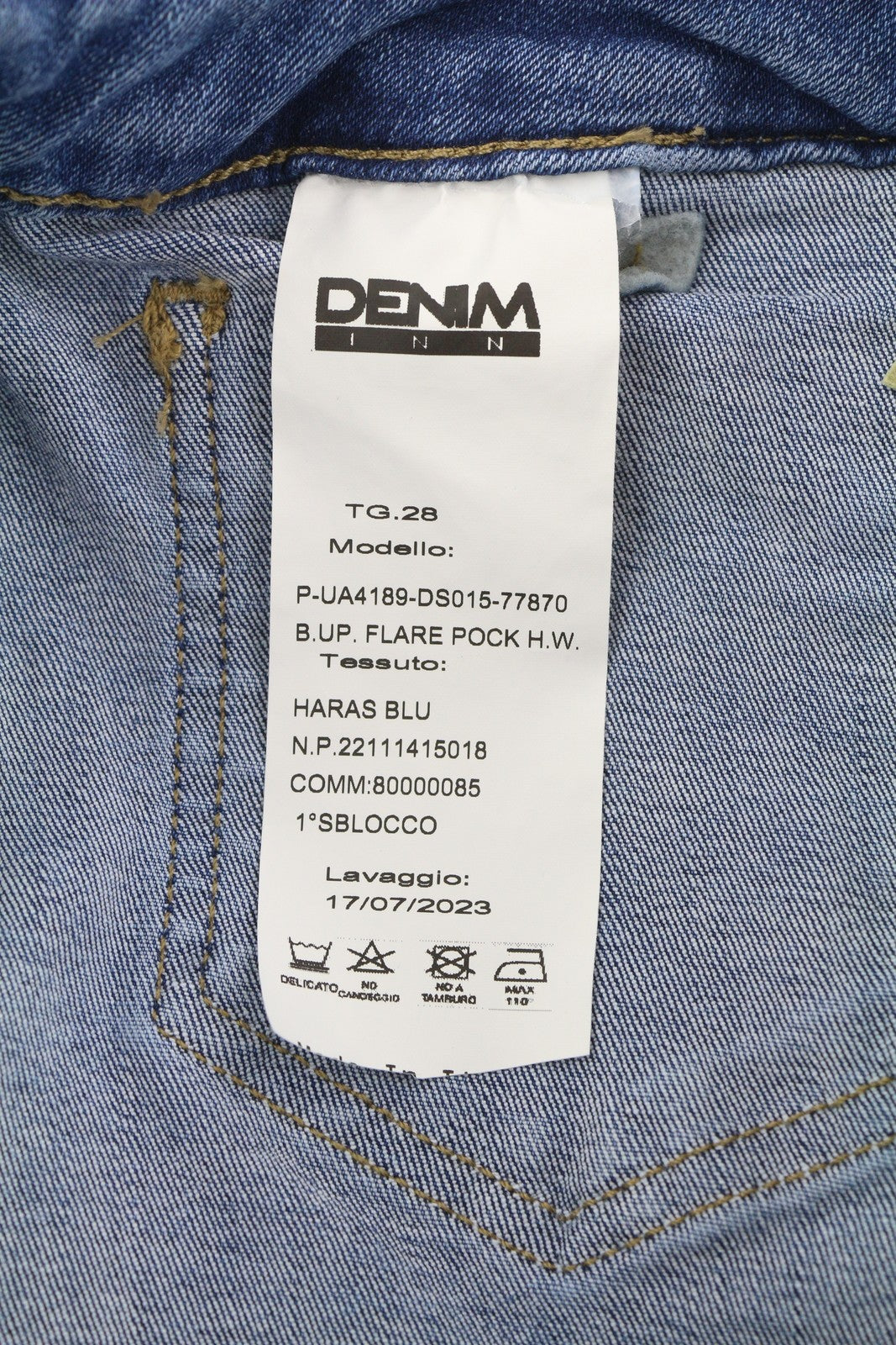 LIU JO platėjančios moteriškos džinsinės kelnės su kišenėmis W28, aukštu juosmeniu, su užtaisytomis kišenėmis, mėlynos spalvos. 