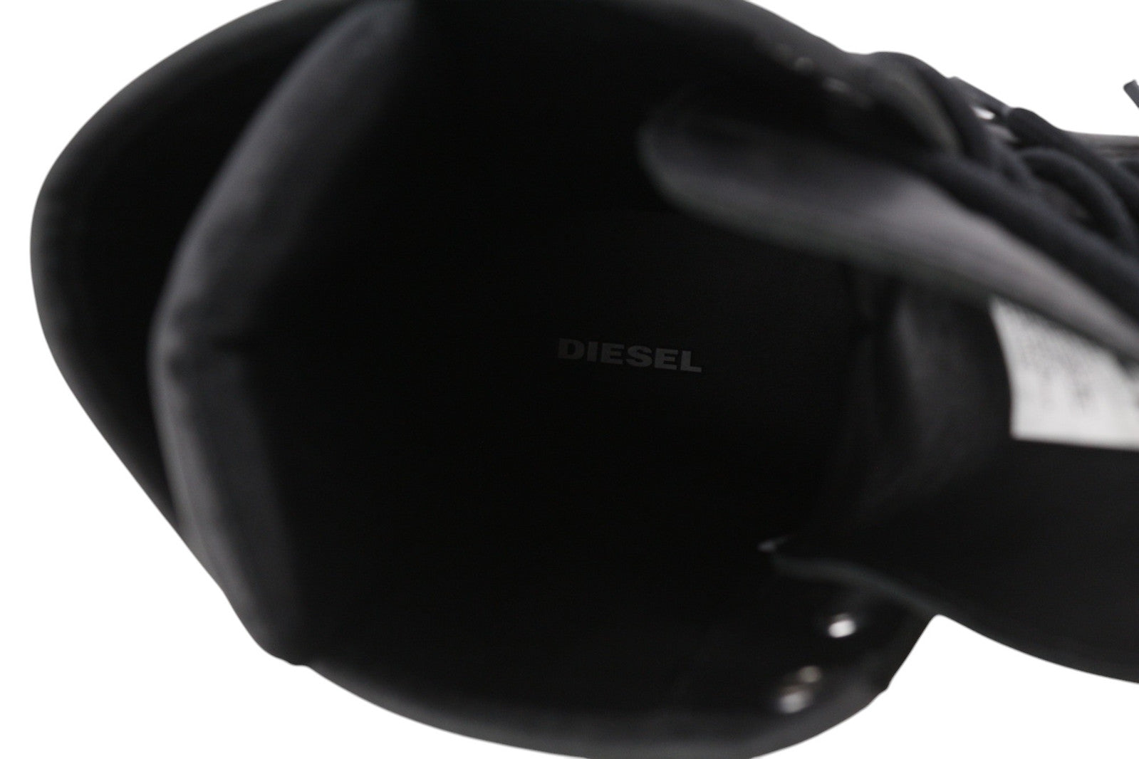 DIESEL D-Alabhama CB vyriški aulinukai juodos spalvos, 45 dydis, su karvės odos raštu, su raišteliais ir migdolų nosimi, kaina – 295 €. 