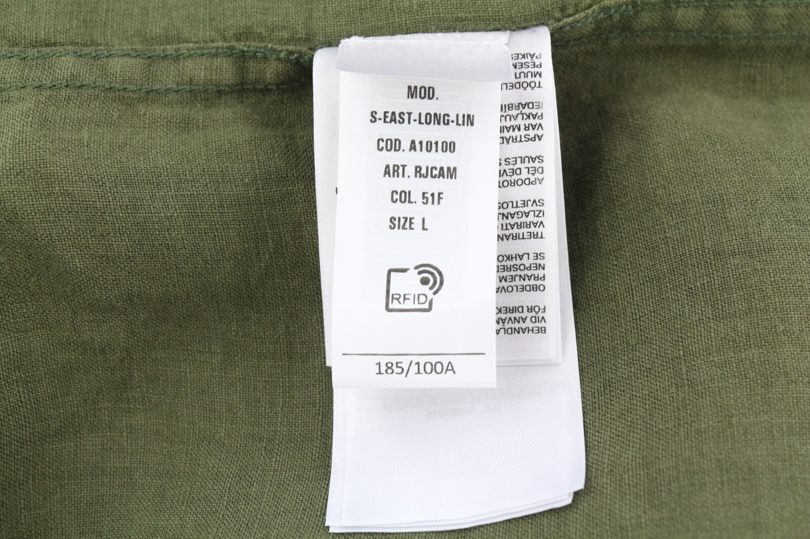 DIESEL S-East-Long-Lin vyriški alyvuogių žali lininiai marškinėliai išplatinta kaklo iškirpte. Rekomenduojama kaina – 175 €. 