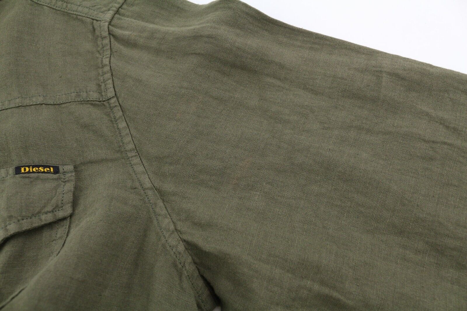 DIESEL S-East-Long-Lin vyriški alyvuogių žali lininiai marškinėliai išplatinta kaklo iškirpte. Rekomenduojama kaina – 175 €. 