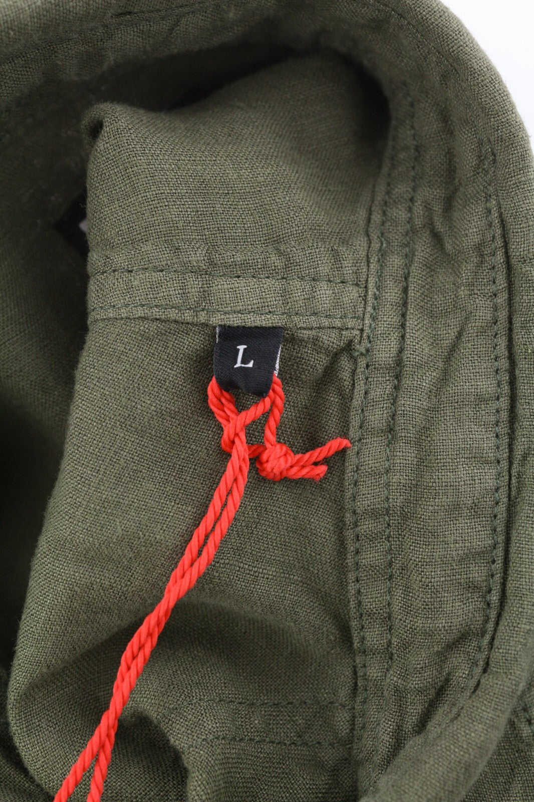 DIESEL S-East-Long-Lin vyriški alyvuogių žali lininiai marškinėliai išplatinta kaklo iškirpte. Rekomenduojama kaina – 175 €. 