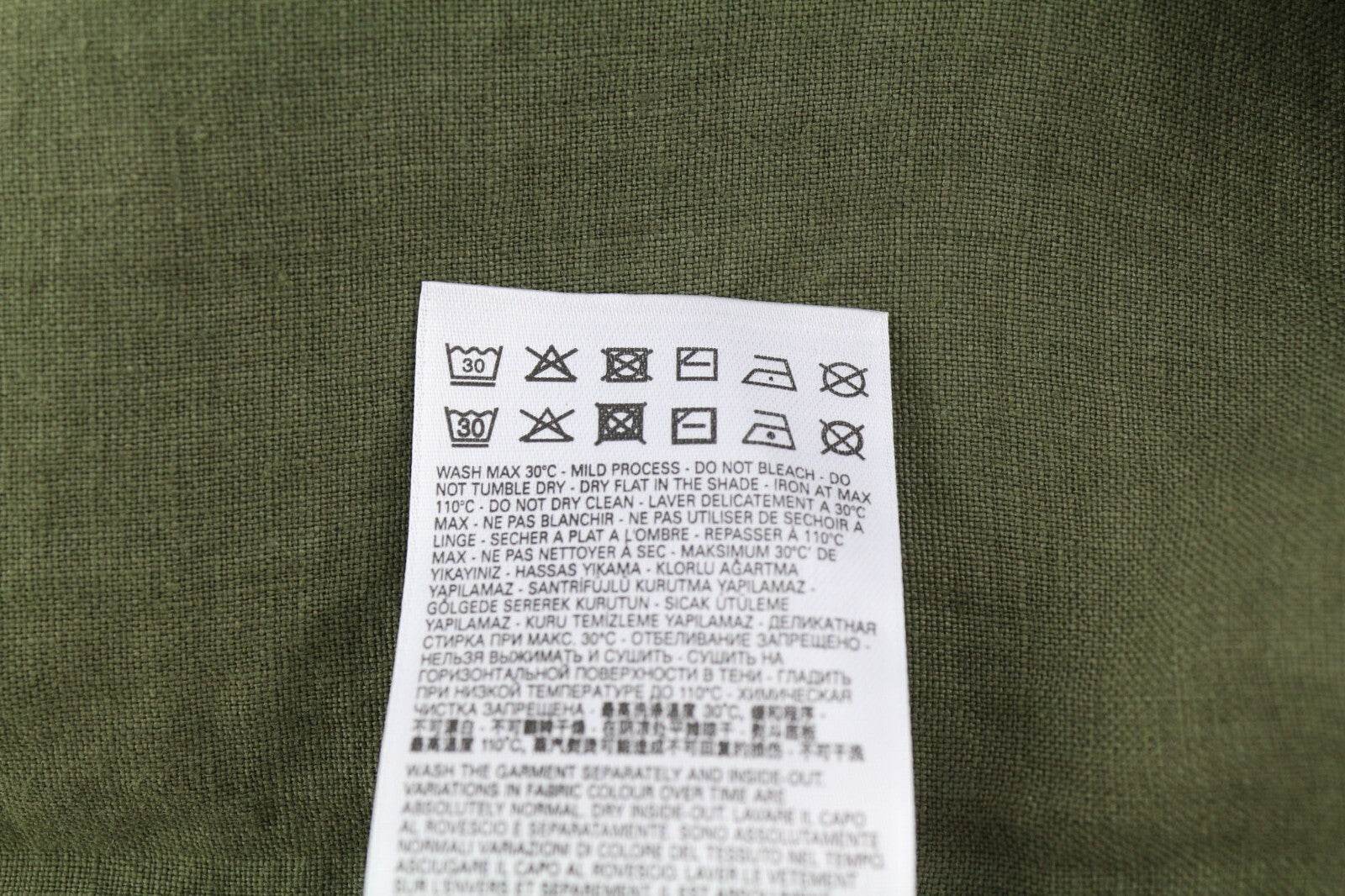 DIESEL S-East-Long-Lin vyriški alyvuogių žali lininiai marškinėliai išplatinta kaklo iškirpte. Rekomenduojama kaina – 175 €. 