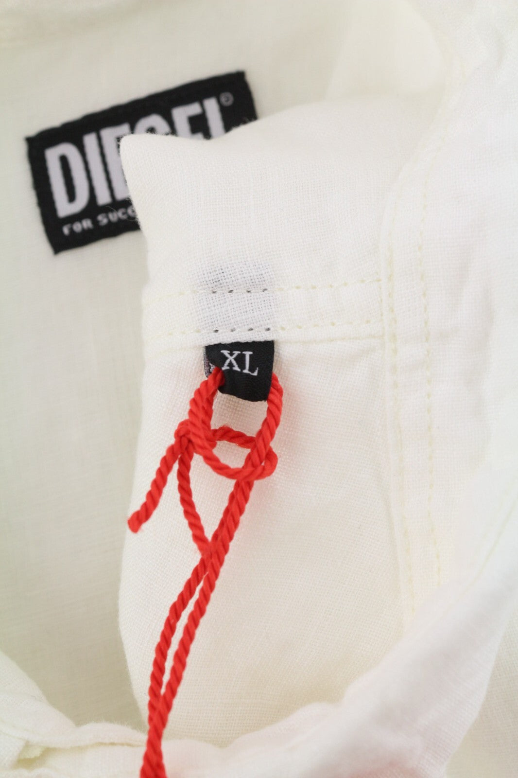 DIESEL S-East-Long-Lin vyriški XL dydžio lininiai marškinėliai su sagomis, platėjančia apykakle. Rekomenduojama kaina – 175 €. 