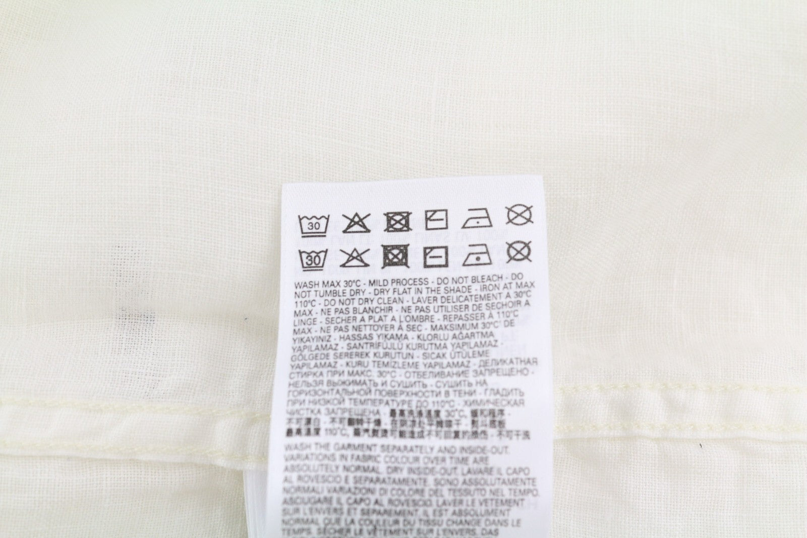 DIESEL S-East-Long-Lin vyriški XL dydžio lininiai marškinėliai su sagomis, platėjančia apykakle. Rekomenduojama kaina – 175 €. 