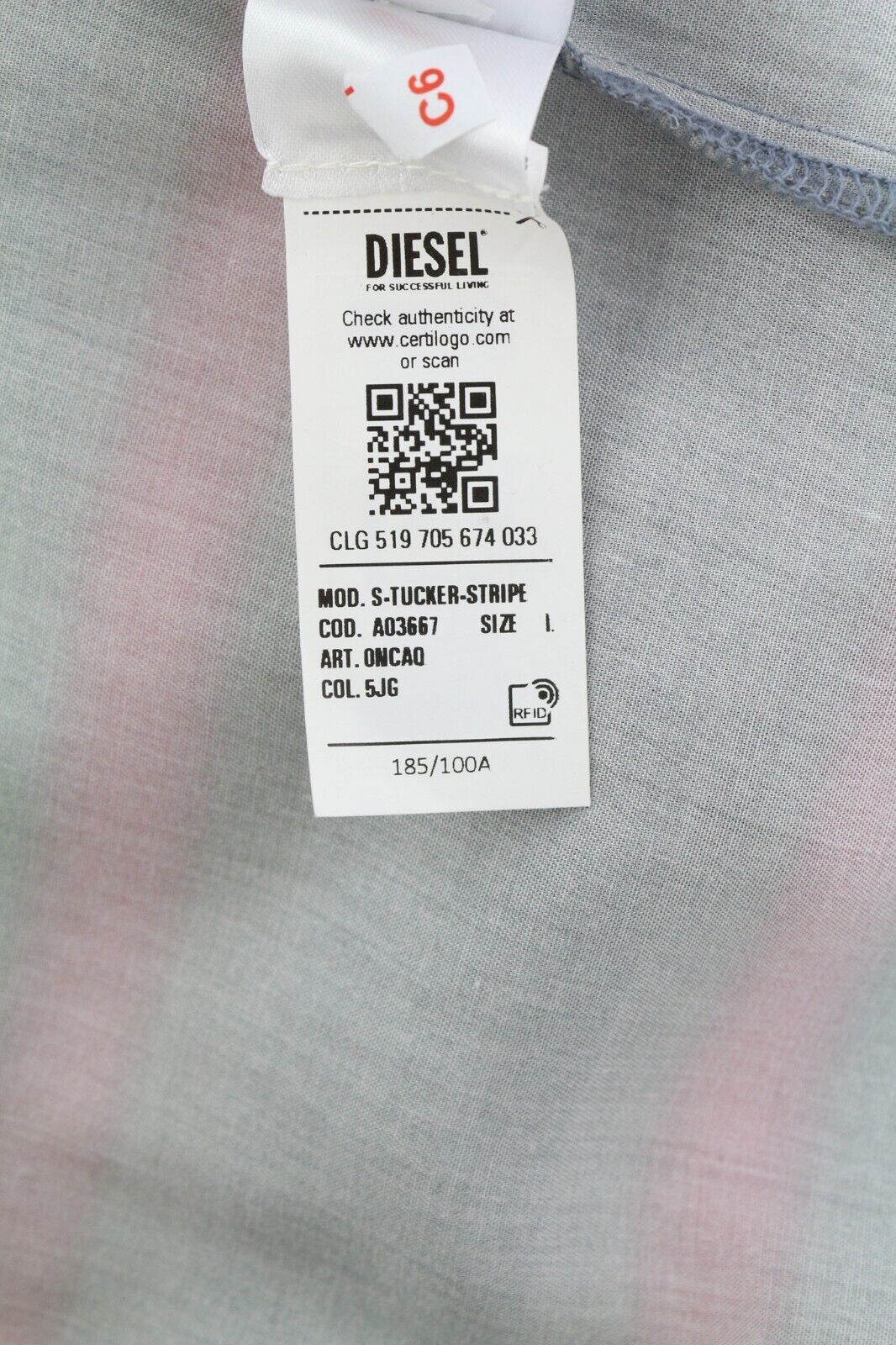 DIESEL vyriški marškinėliai su S formos Tucker juostele, L dydžio, raštuoti, su sagomis, platėjančia apykakle. Rekomenduojama kaina – 150 €. 