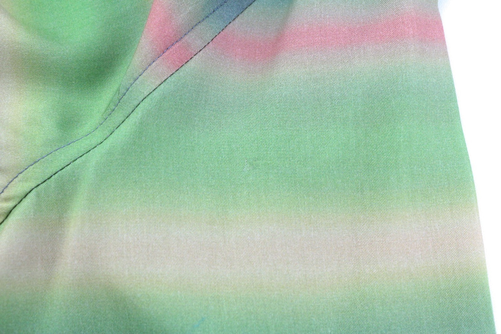 DIESEL vyriški marškinėliai su S formos Tucker juostele, L dydžio, raštuoti, su sagomis, platėjančia apykakle. Rekomenduojama kaina – 150 €. 