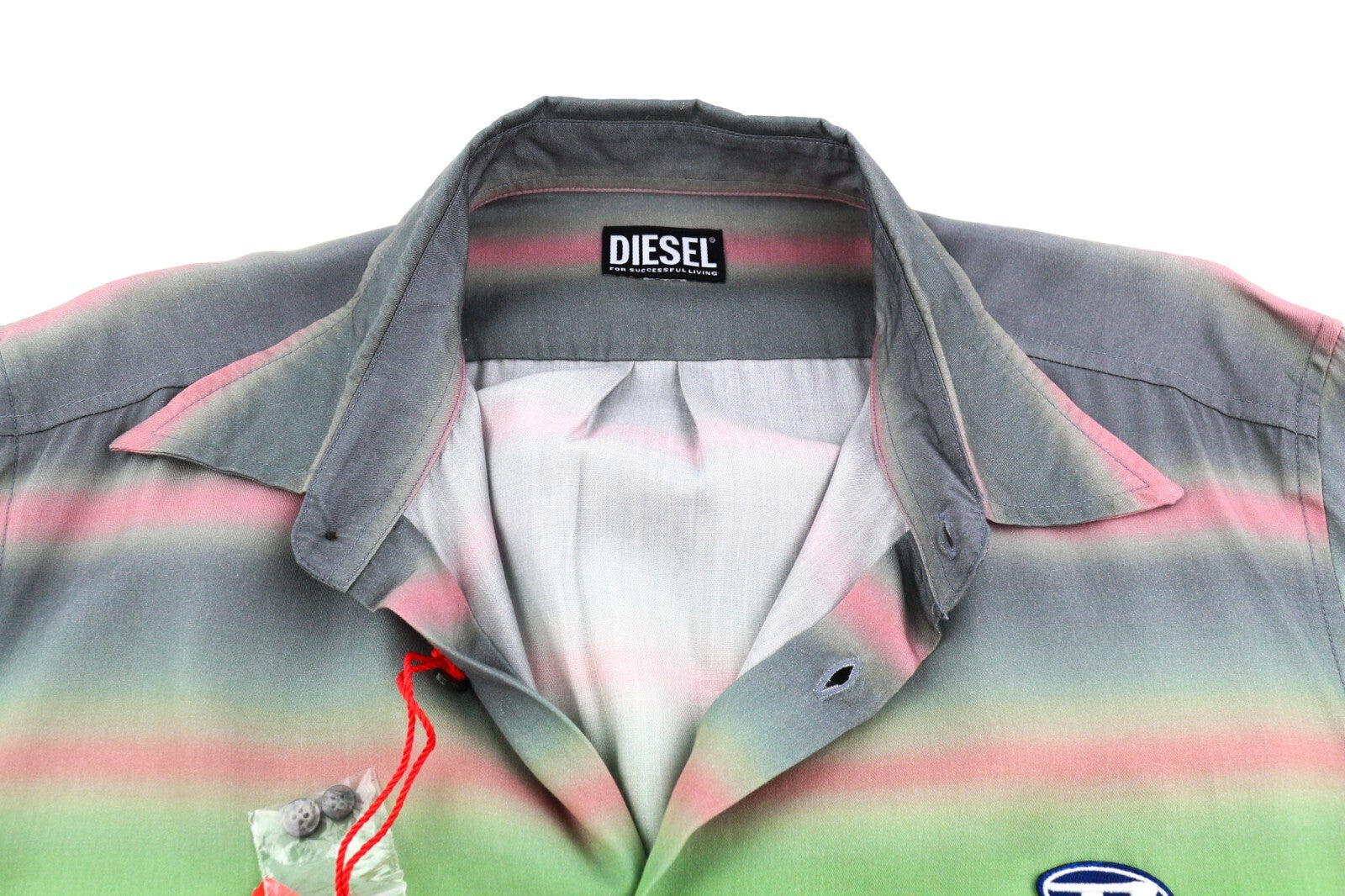 DIESEL vyriški marškinėliai su S formos Tucker juostele, L dydžio, raštuoti, su sagomis, platėjančia apykakle. Rekomenduojama kaina – 150 €. 