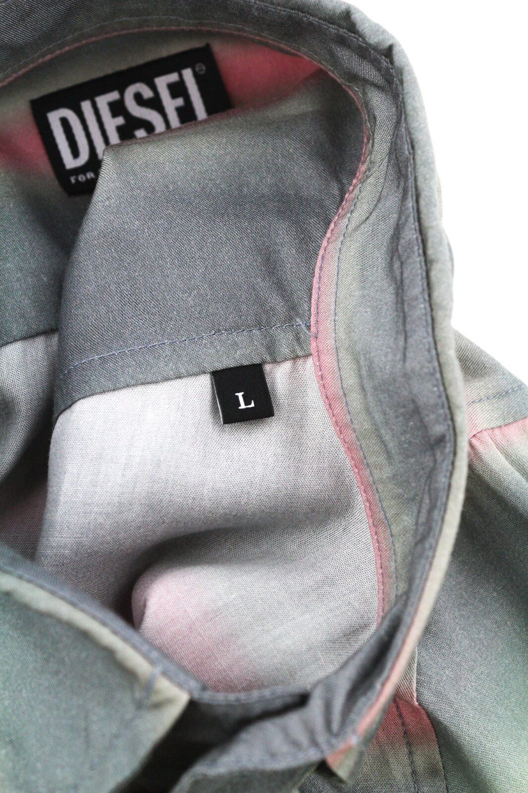 DIESEL vyriški marškinėliai su S formos Tucker juostele, L dydžio, raštuoti, su sagomis, platėjančia apykakle. Rekomenduojama kaina – 150 €. 