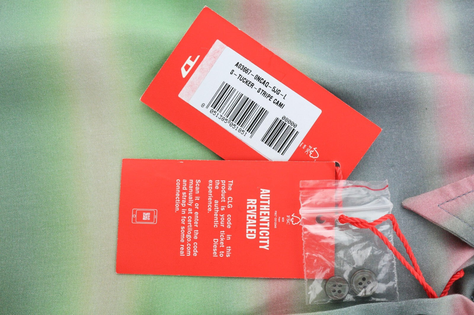 DIESEL vyriški marškinėliai su S formos Tucker juostele, L dydžio, raštuoti, su sagomis, platėjančia apykakle. Rekomenduojama kaina – 150 €. 