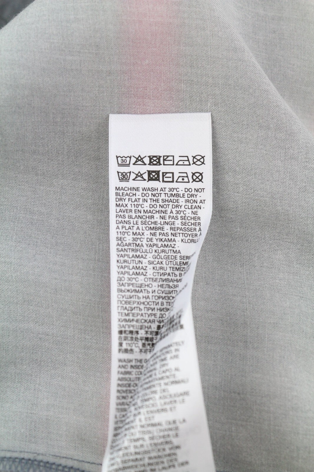 DIESEL vyriški marškinėliai su S formos Tucker juostele, L dydžio, raštuoti, su sagomis, platėjančia apykakle. Rekomenduojama kaina – 150 €. 
