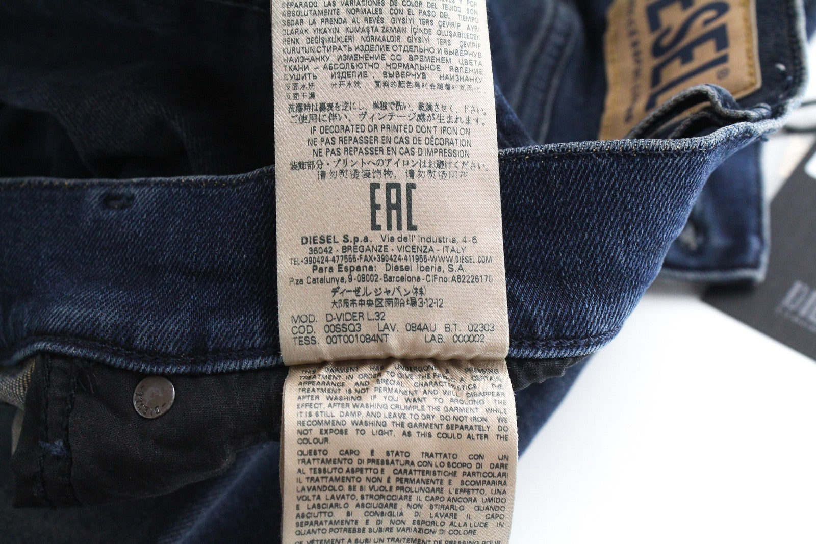 DIESEL D-Vider 084AU vyriški džinsai W29/L32 morkų kirpimo tamprūs mėlyni skalbto džinso rašto džinsai 