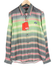 DIESEL vyriški marškinėliai su S formos „Tucker“ juostele, 2XL dydžio, raštuoti, sagomis užsegami, platėjančia apykakle. Rekomenduojama mažmeninė kaina – 150 €. 