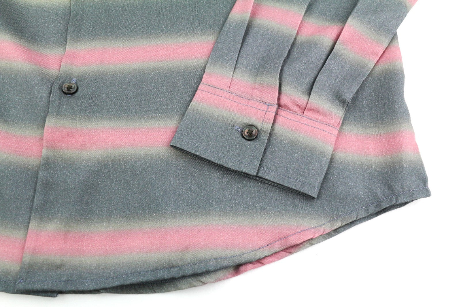 DIESEL vyriški marškinėliai su S formos „Tucker“ juostele, 2XL dydžio, raštuoti, sagomis užsegami, platėjančia apykakle. Rekomenduojama mažmeninė kaina – 150 €. 