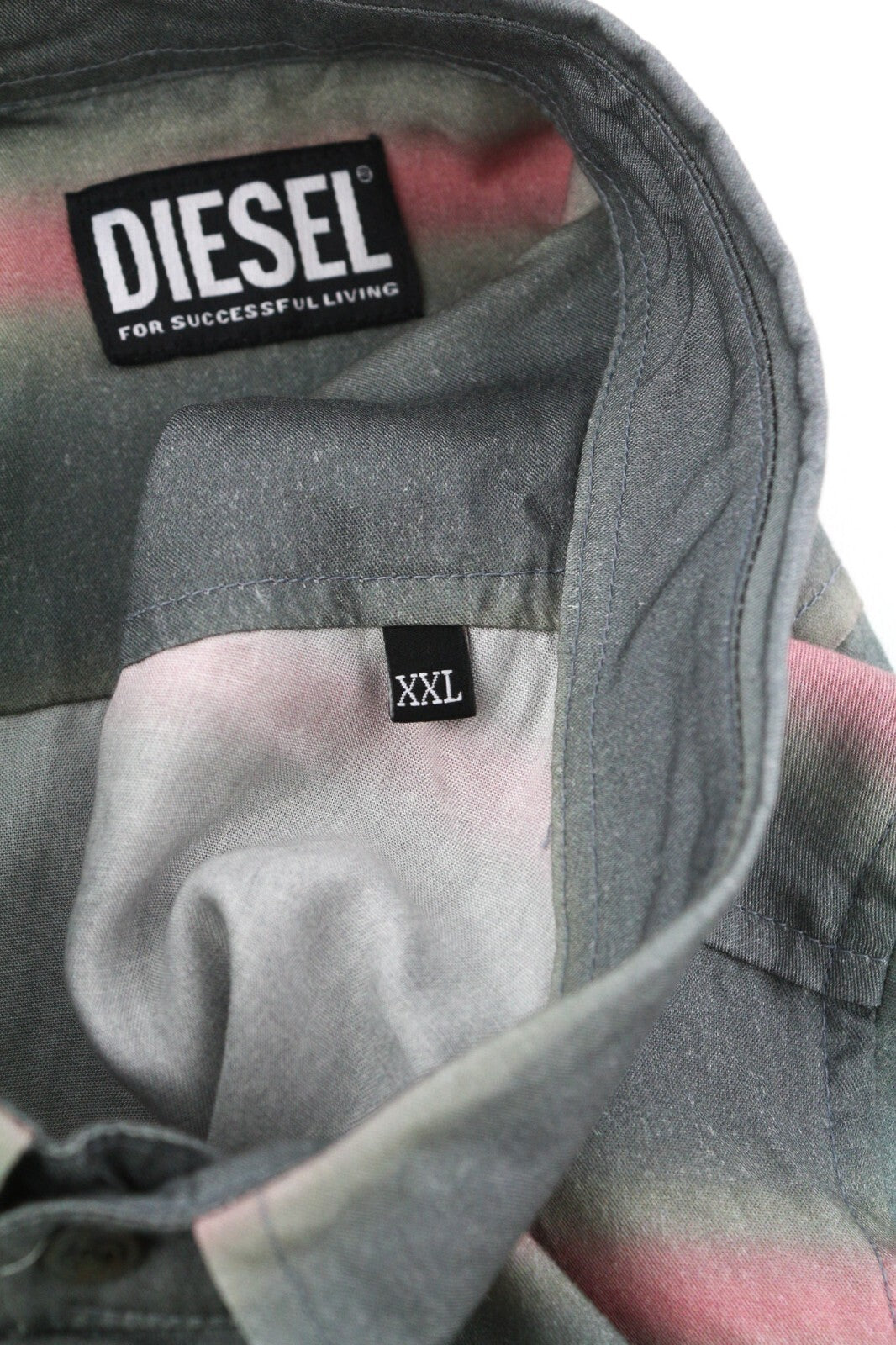 DIESEL vyriški marškinėliai su S formos „Tucker“ juostele, 2XL dydžio, raštuoti, sagomis užsegami, platėjančia apykakle. Rekomenduojama mažmeninė kaina – 150 €. 