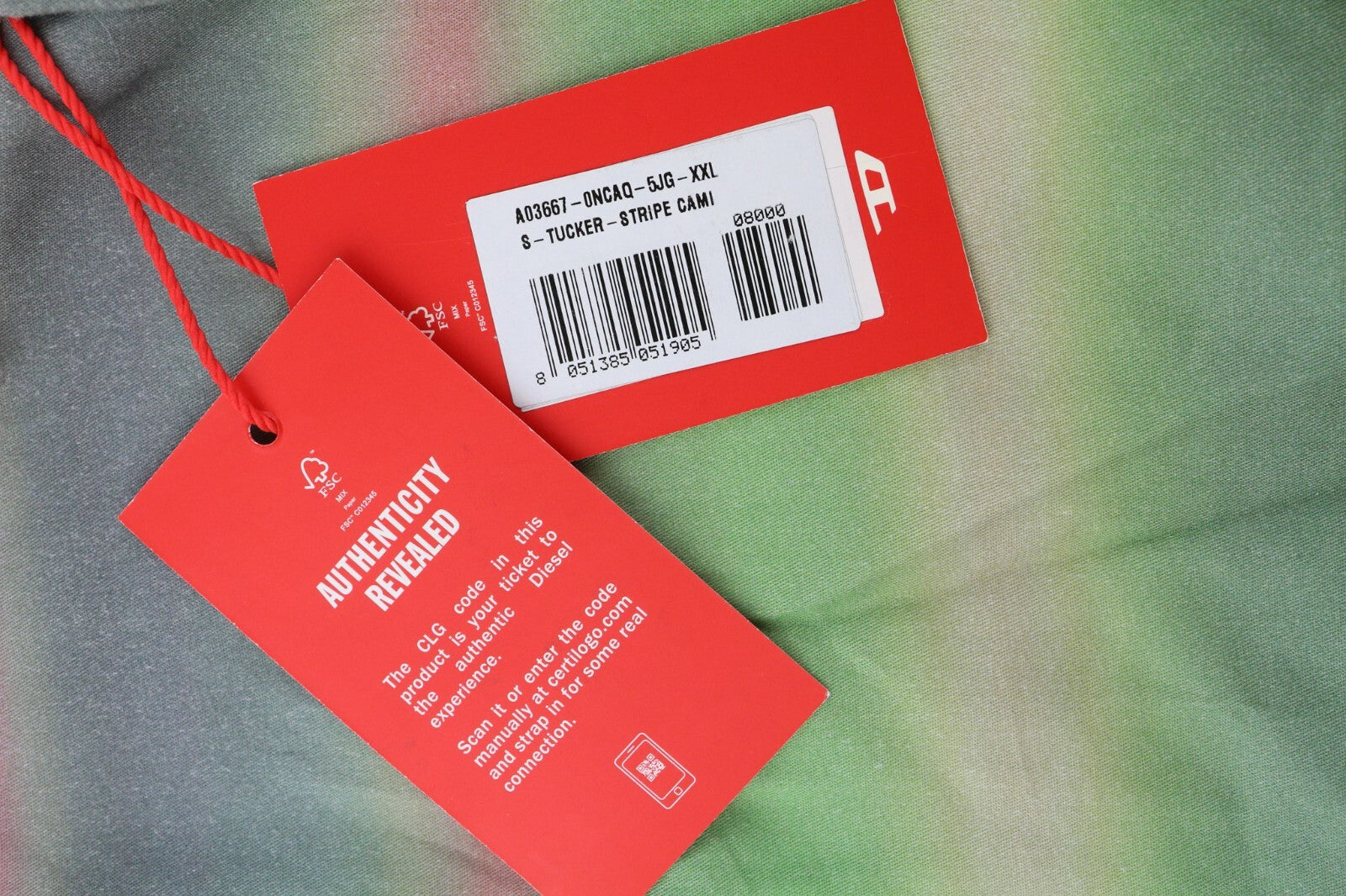 DIESEL vyriški marškinėliai su S formos „Tucker“ juostele, 2XL dydžio, raštuoti, sagomis užsegami, platėjančia apykakle. Rekomenduojama mažmeninė kaina – 150 €. 