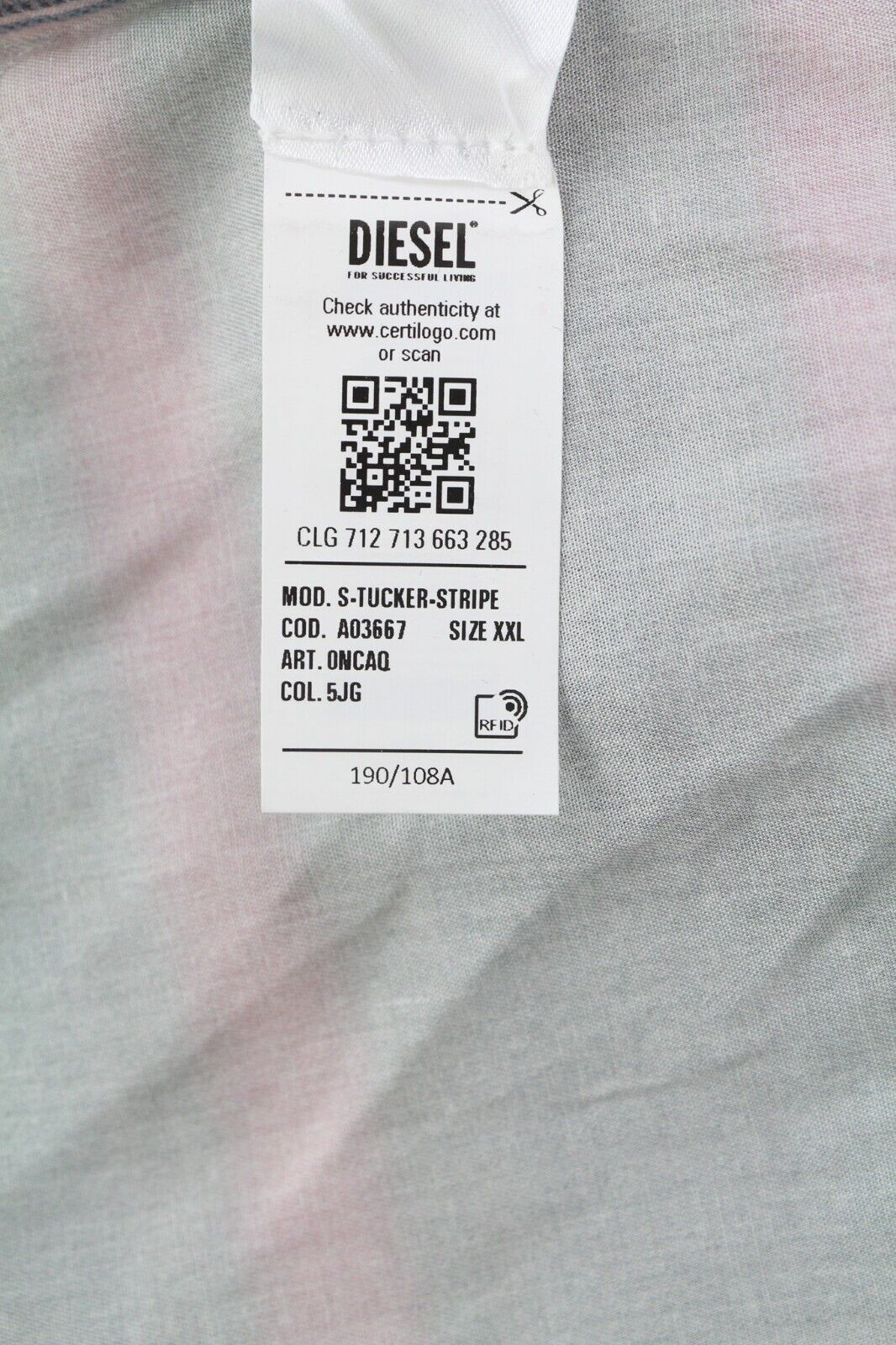 DIESEL vyriški marškinėliai su S formos „Tucker“ juostele, 2XL dydžio, raštuoti, sagomis užsegami, platėjančia apykakle. Rekomenduojama mažmeninė kaina – 150 €. 