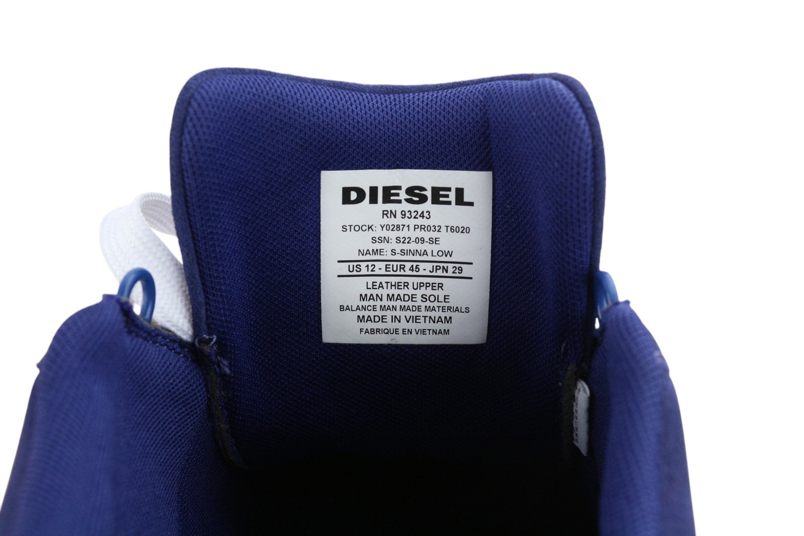 DIESEL S-Sinna žemakulniai vyriški sportbačiai, mėlyni, karvės odos, kaina EU45, rekomenduojama kaina – 160 €, suvarstomi sportbačiai. 