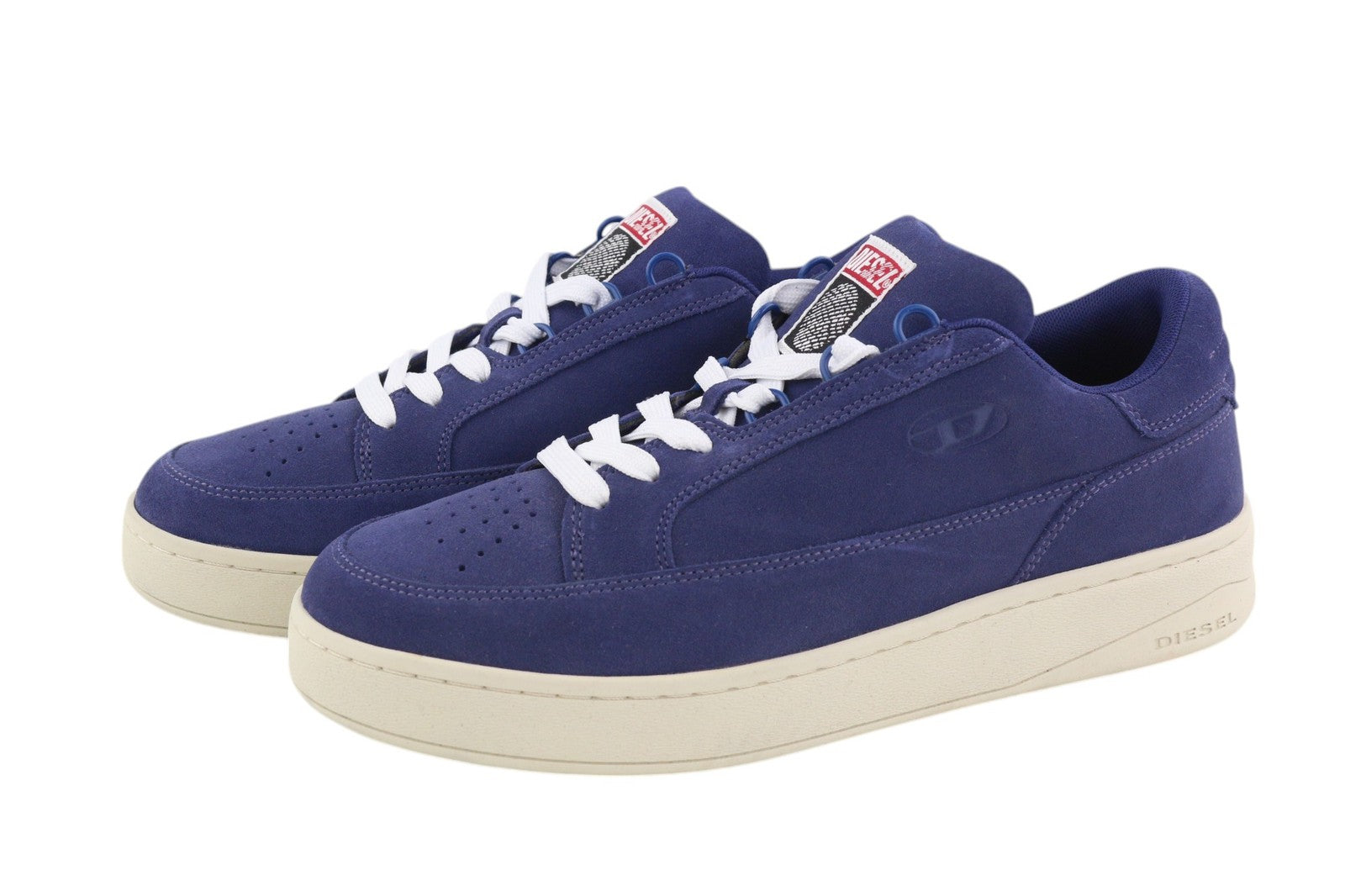 DIESEL S-Sinna žemakulniai vyriški sportbačiai, mėlyni, karvės odos, kaina EU45, rekomenduojama kaina – 160 €, suvarstomi sportbačiai. 