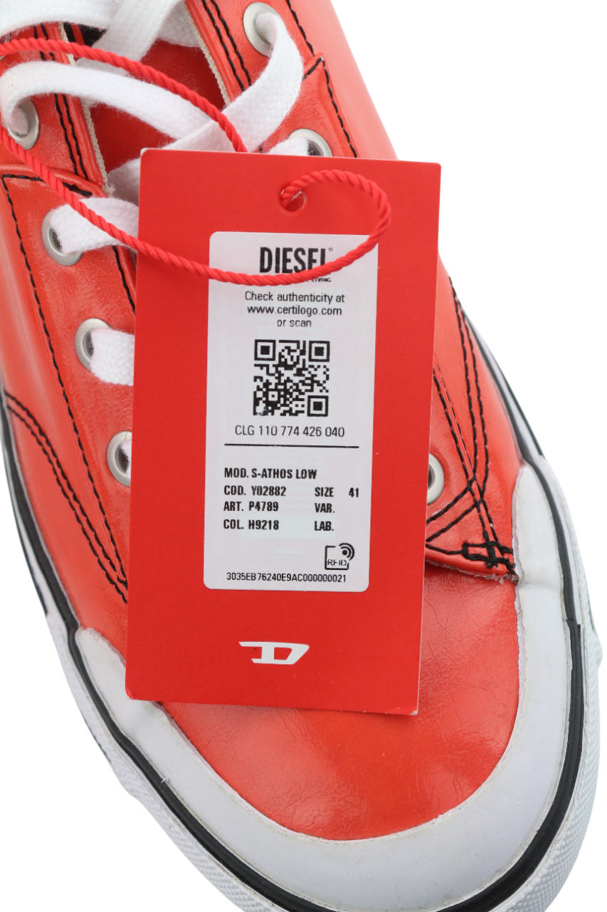 DIESEL S-Athos žemakulniai vyriški sportbačiai, raudoni, dengti raišteliais, 41 €, rekomenduojama kaina – 160 € 