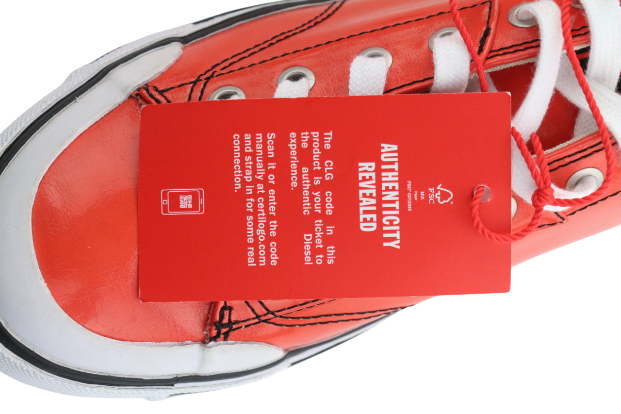 DIESEL S-Athos žemakulniai vyriški sportbačiai, raudoni, dengti raišteliais, 41 €, rekomenduojama kaina – 160 € 