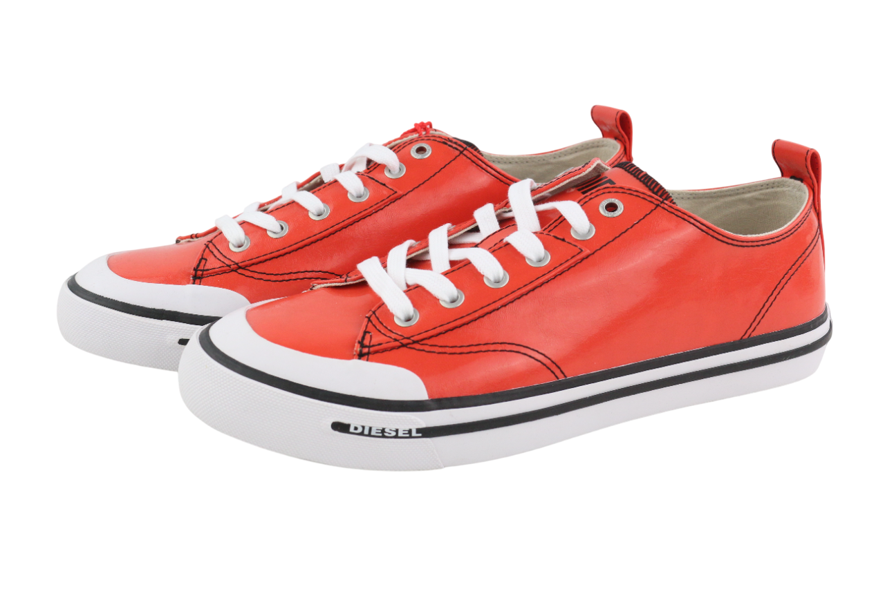 DIESEL S-Athos žemakulniai vyriški sportbačiai, raudoni, dengti raišteliais, 41 €, rekomenduojama kaina – 160 € 
