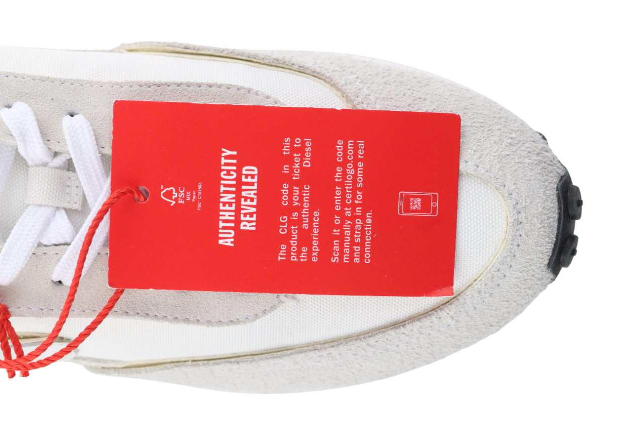 DIESEL S-Racer-Lc vyriški sportbačiai, 42 dydis, balti, odiniai, su nėriniuotais aulinukais (rekomenduojama kaina – 195 €). 