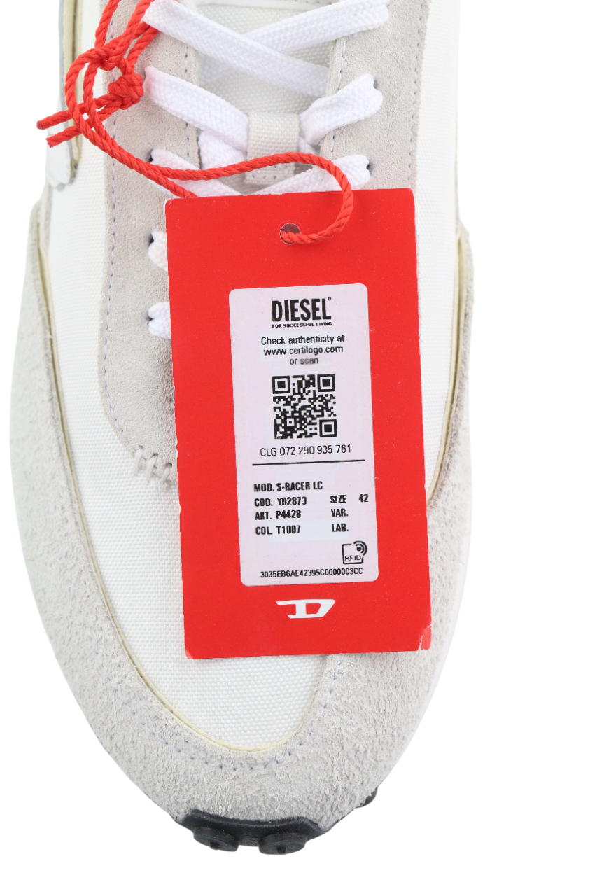 DIESEL S-Racer-Lc vyriški sportbačiai, 42 dydis, balti, odiniai, su nėriniuotais aulinukais (rekomenduojama kaina – 195 €). 