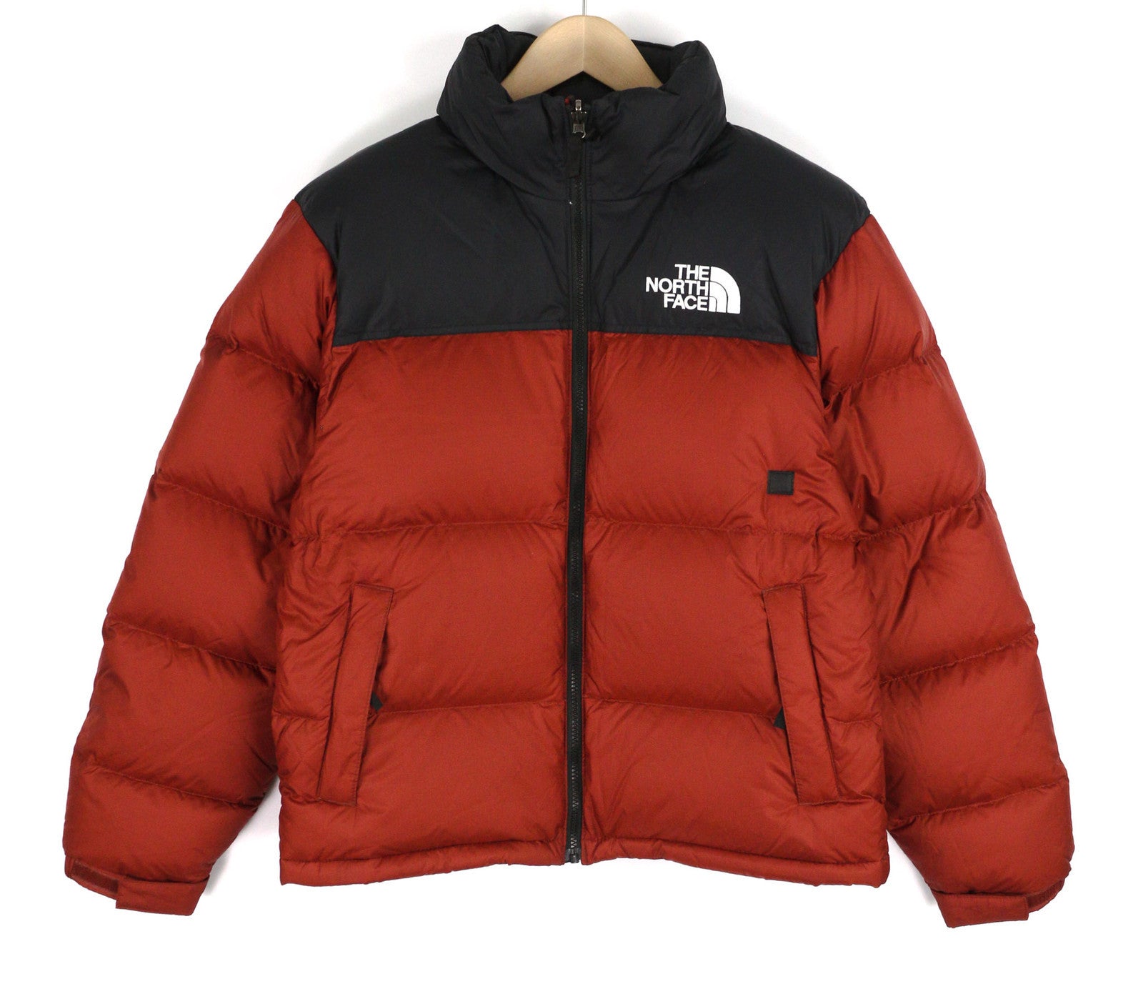 „The North Face 1996 Retro Nuptse“ vyriška striukė S 700 su dygsniuotu gobtuvu ir paslėptu logotipu. 