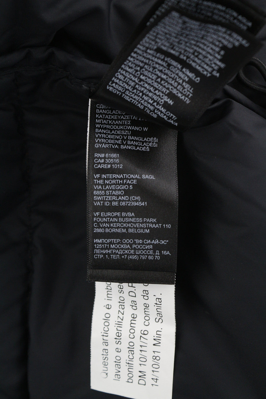 „The North Face 1996 Retro Nuptse“ vyriška striukė S 700 su dygsniuotu gobtuvu ir paslėptu logotipu. 