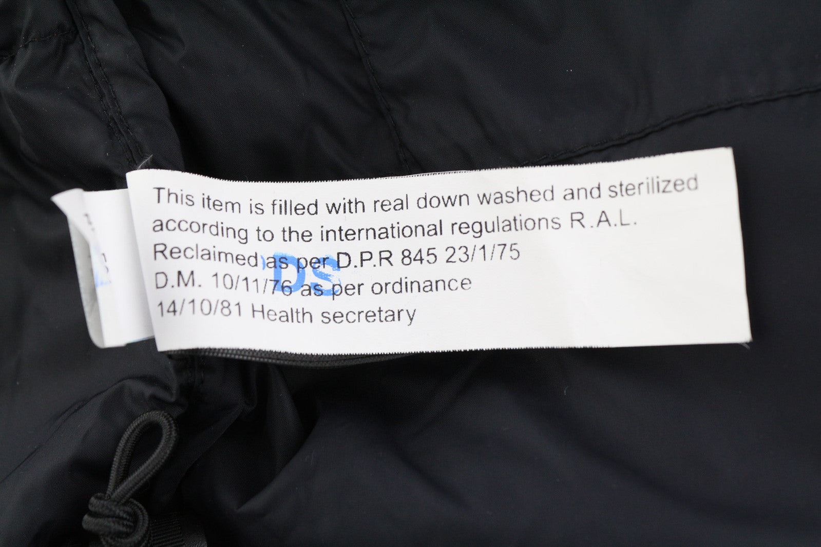 „The North Face 1996 Retro Nuptse“ vyriška striukė S 700 su dygsniuotu gobtuvu ir paslėptu logotipu. 