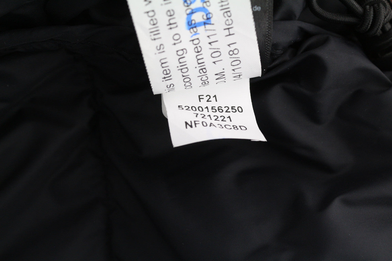 „The North Face 1996 Retro Nuptse“ vyriška striukė S 700 su dygsniuotu gobtuvu ir paslėptu logotipu. 