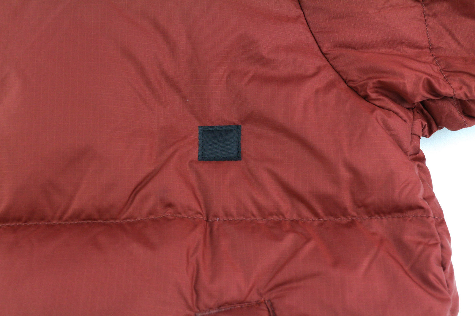 „The North Face 1996 Retro Nuptse“ vyriška striukė S 700 su dygsniuotu gobtuvu ir paslėptu logotipu. 