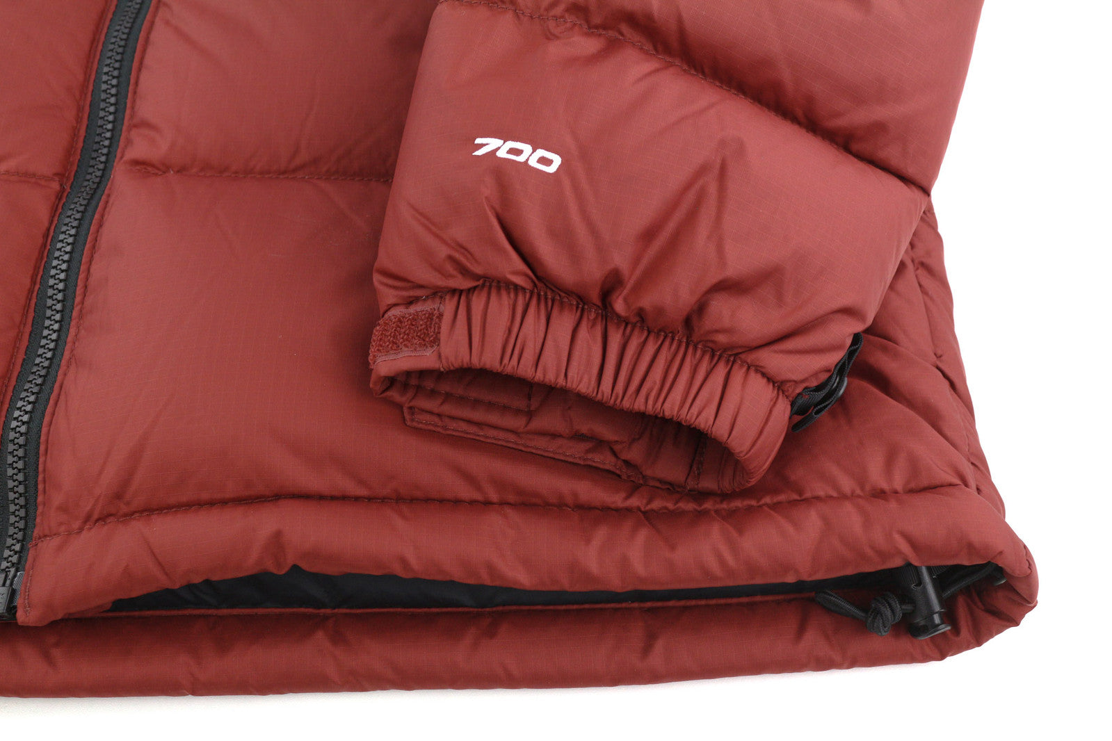 „The North Face 1996 Retro Nuptse“ vyriška striukė S 700 su dygsniuotu gobtuvu ir paslėptu logotipu. 