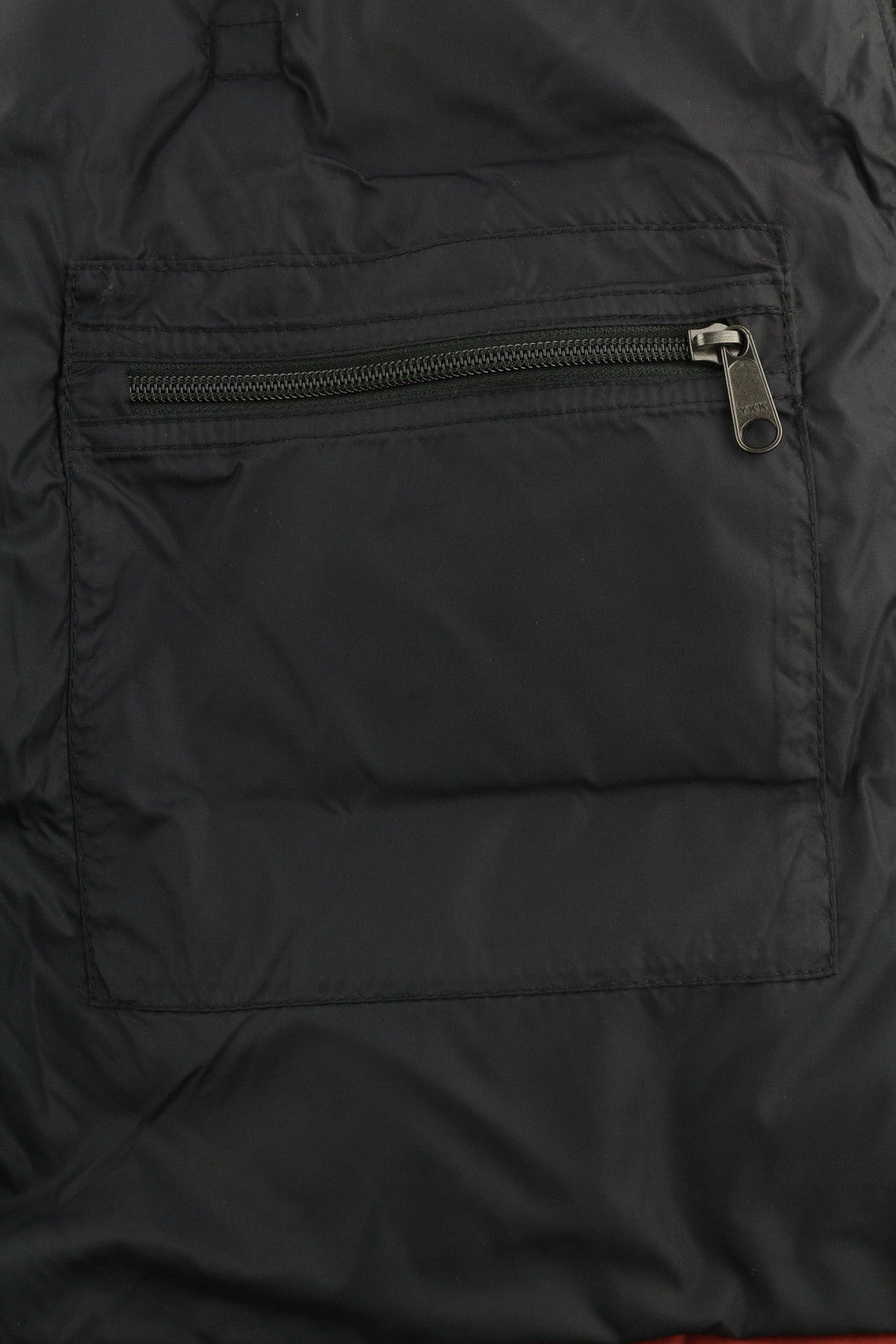 „The North Face 1996 Retro Nuptse“ vyriška striukė S 700 su dygsniuotu gobtuvu ir paslėptu logotipu. 