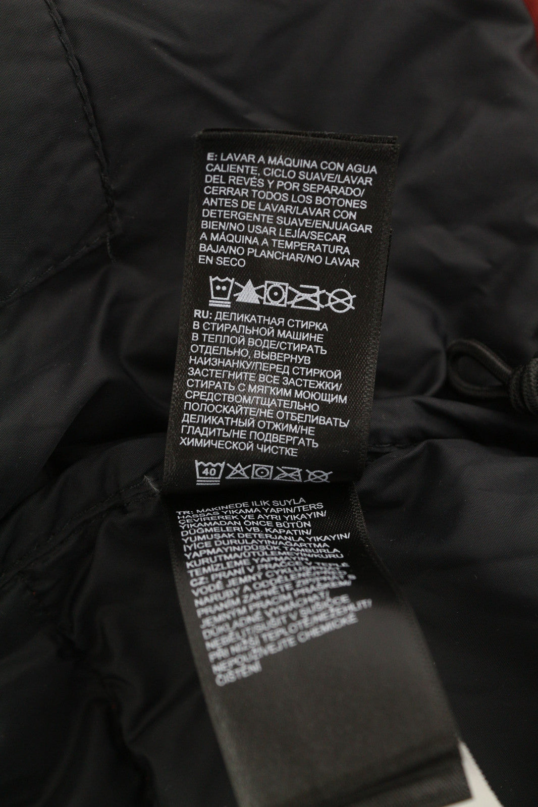 „The North Face 1996 Retro Nuptse“ vyriška striukė S 700 su dygsniuotu gobtuvu ir paslėptu logotipu. 