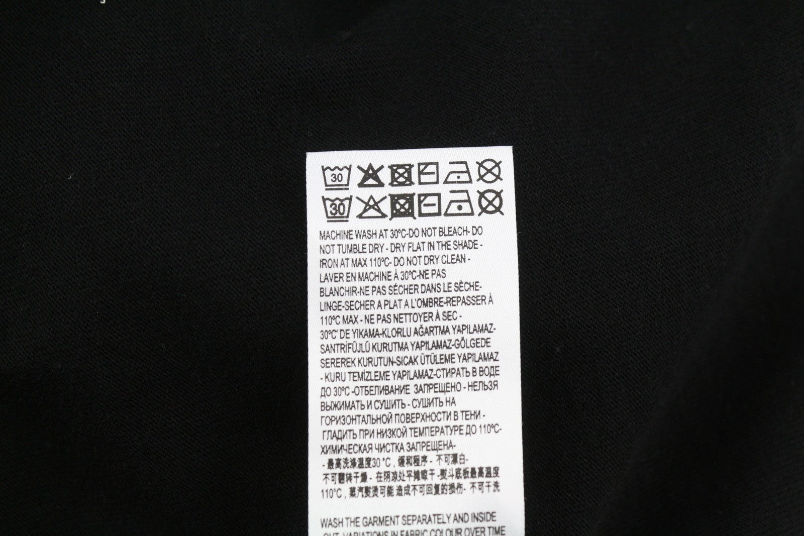 DIESEL T-Just-Ls-J3 vyriški marškinėliai S, juodi, raštuoti, apvalia kaklo iškirpte, ilgomis rankovėmis. Rekomenduojama kaina – 140 €. 