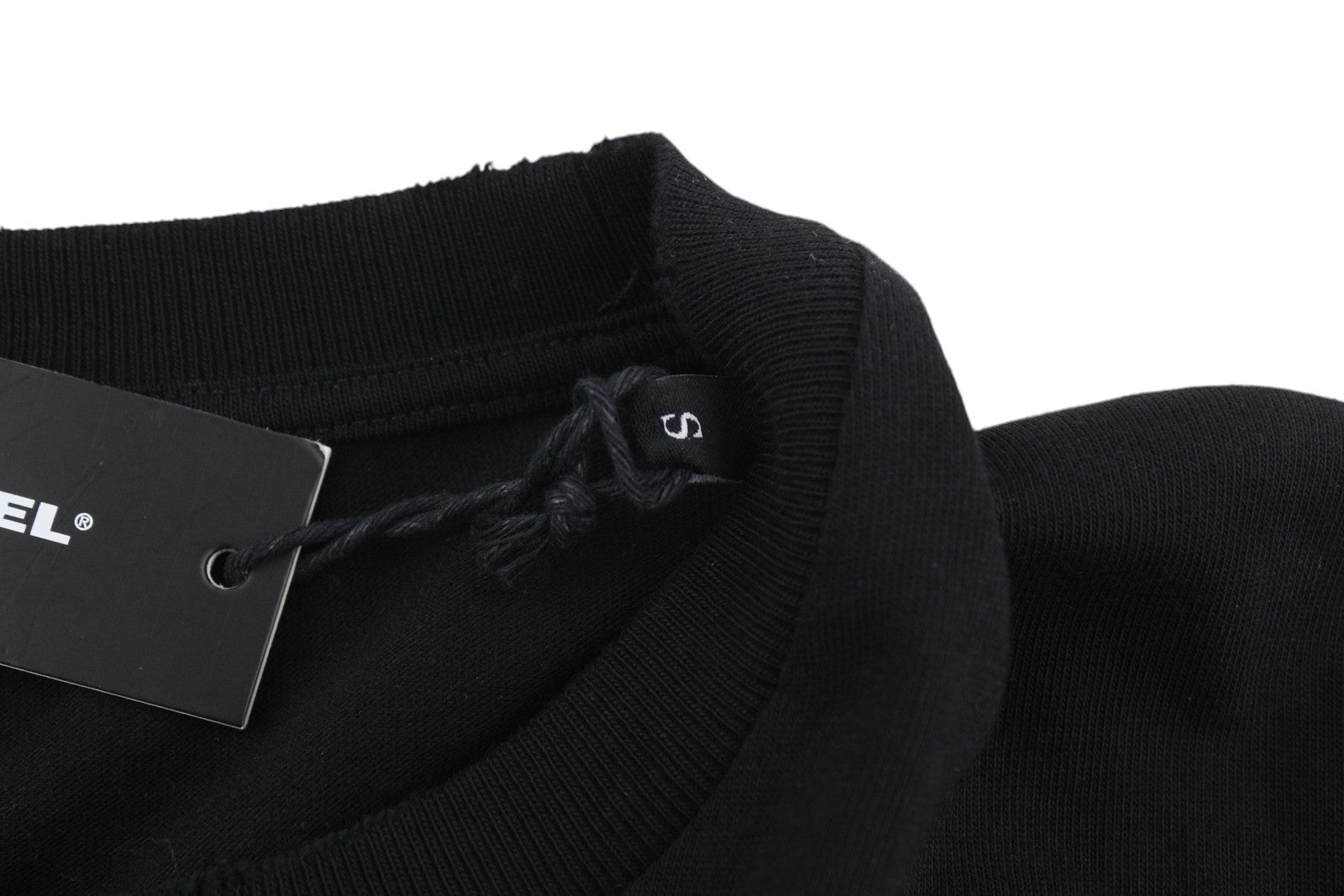 DIESEL T-Just-Ls-J3 vyriški marškinėliai S, juodi, raštuoti, apvalia kaklo iškirpte, ilgomis rankovėmis. Rekomenduojama kaina – 140 €. 