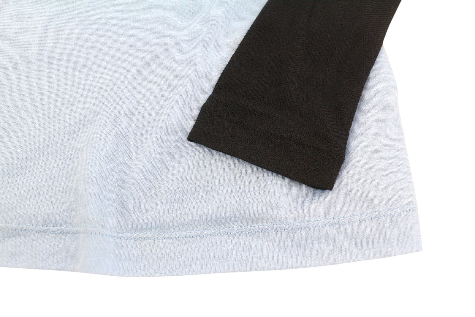 DIESEL T-Ina-Yoke moteriški marškinėliai S dydžio, kašmyro mišinio ilgomis rankovėmis, apvalios iškirptės, rekomenduojama kaina – 150 € 