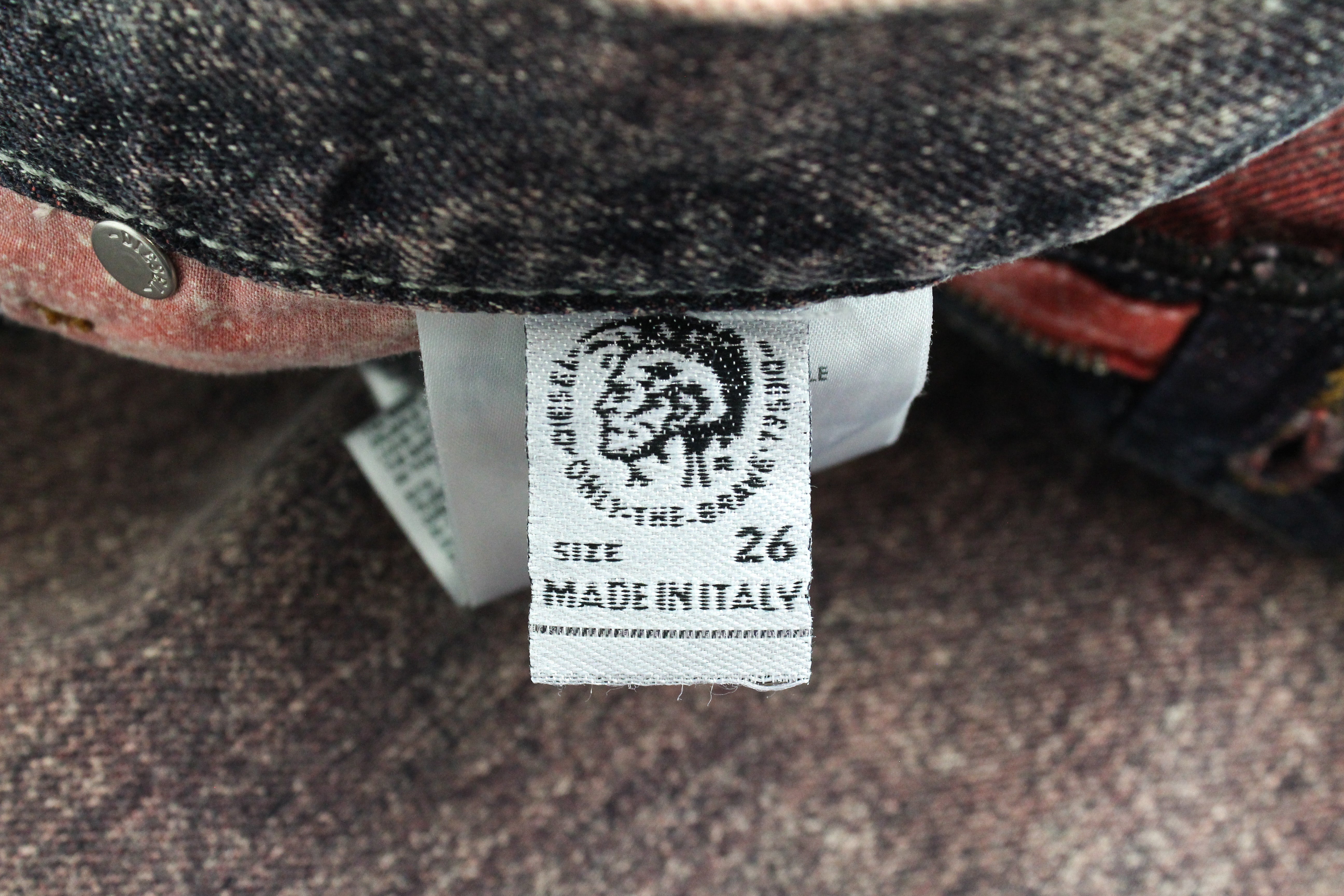 DIESEL Alys 084TS moteriški džinsai W26/L30 tiesaus kirpimo, medvilniniai, pilkai rožiniai, skalbti 