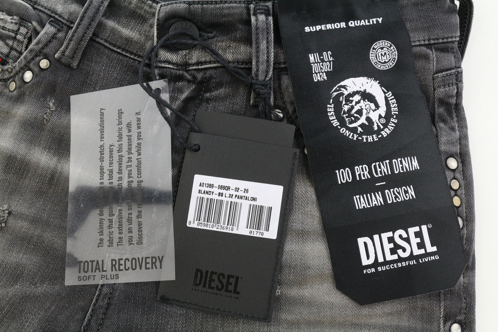 DIESEL Slandy 069QR moteriški džinsai W26/L32 itin aptempti, įprasto juosmens, rekomenduojama kaina – 200 € 