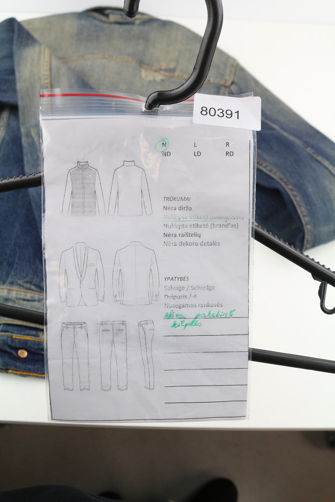 NUDIE vyriška striukė S su dirbtinės odos raštu, mėlyna, PL kaklo iškirpte, be pamušalo, su kišenėmis, sagų užsegimu, logotipu. 