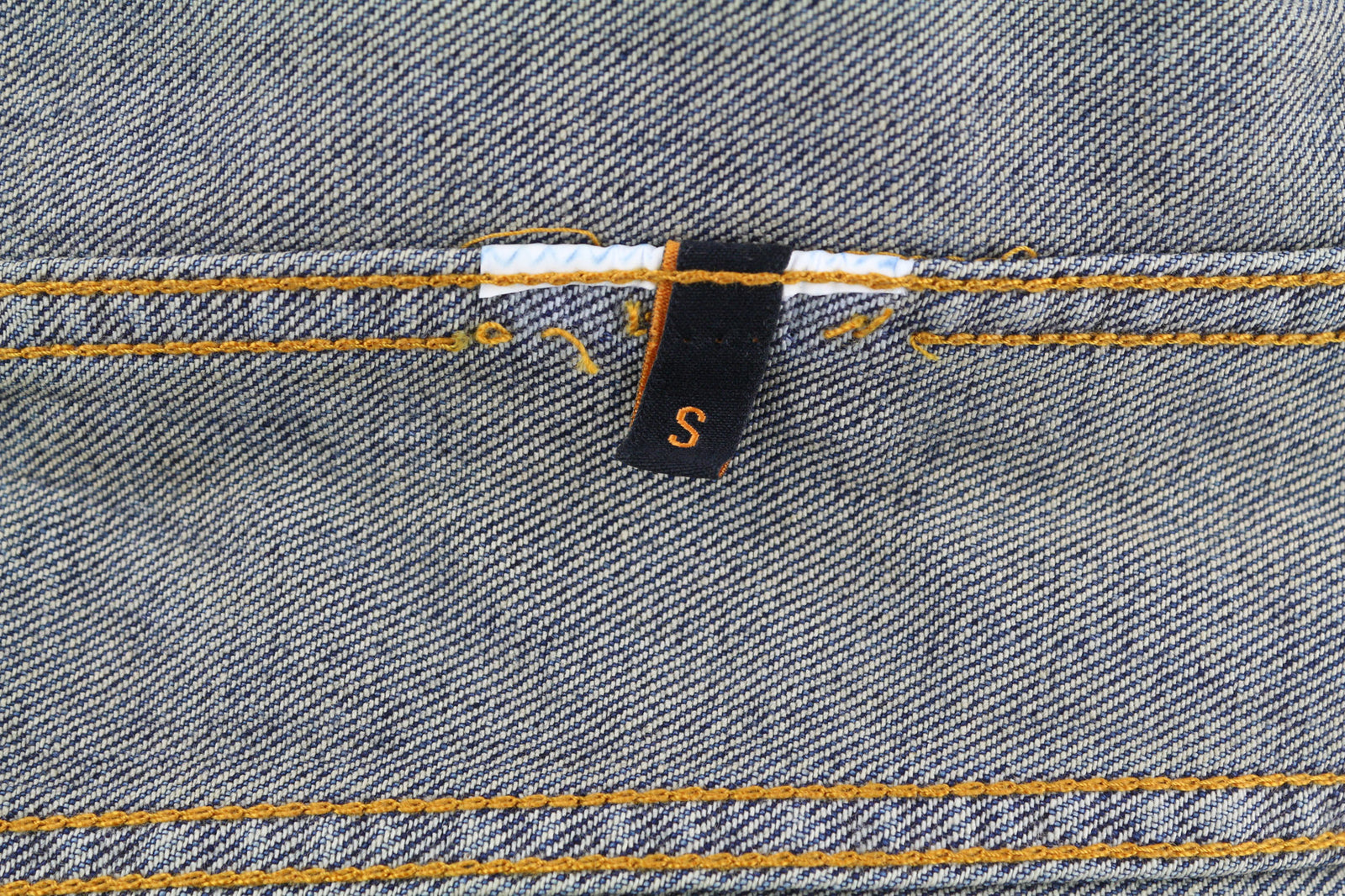 NUDIE vyriška striukė S su dirbtinės odos raštu, mėlyna, PL kaklo iškirpte, be pamušalo, su kišenėmis, sagų užsegimu, logotipu. 