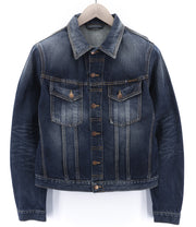 NUDIE Terry Org. Kontrastinga vyriška striukė su M formos iškirpte, be pamušalo, išblukusiu džinsu. 