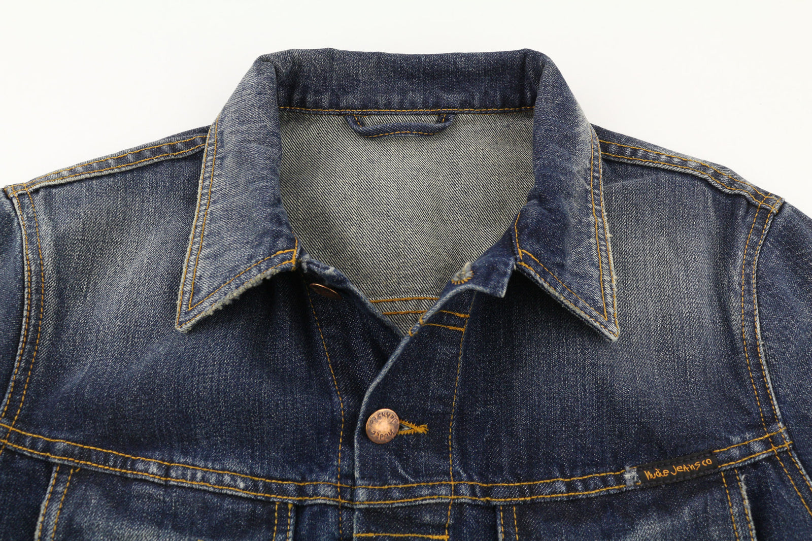 NUDIE Terry Org. Kontrastinga vyriška striukė su M formos iškirpte, be pamušalo, išblukusiu džinsu. 