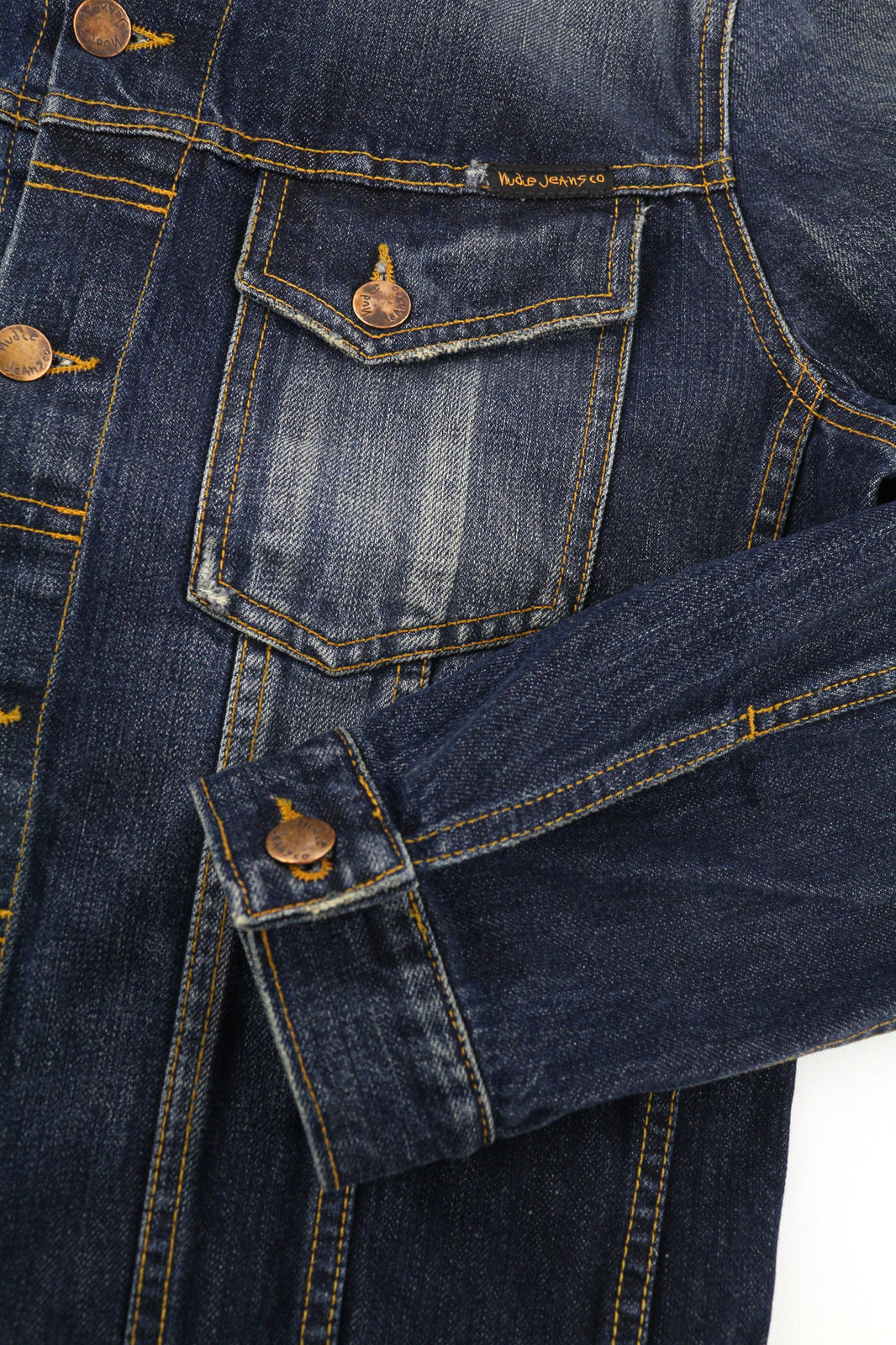 NUDIE Terry Org. Kontrastinga vyriška striukė su M formos iškirpte, be pamušalo, išblukusiu džinsu. 