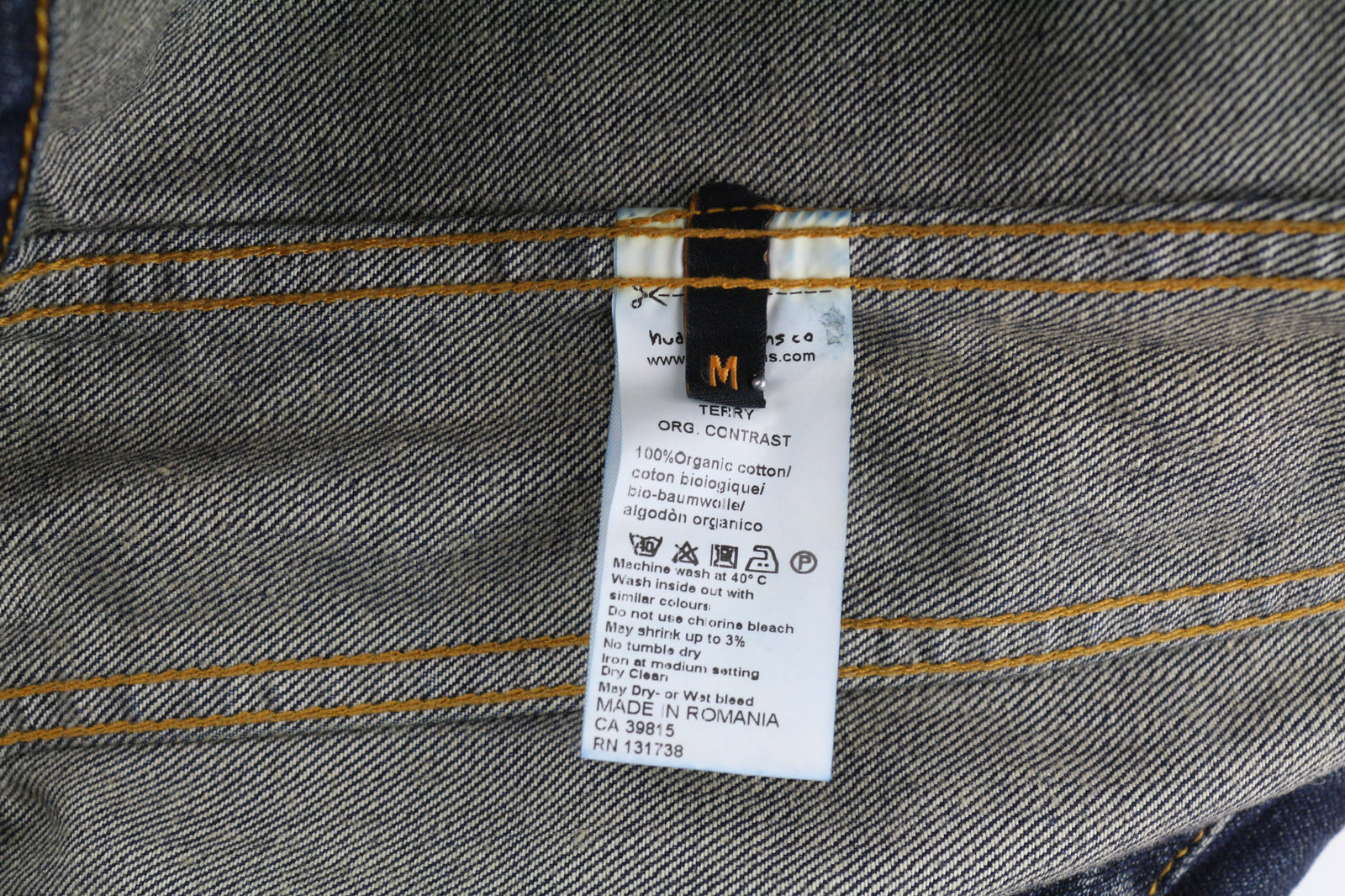 NUDIE Terry Org. Kontrastinga vyriška striukė su M formos iškirpte, be pamušalo, išblukusiu džinsu. 