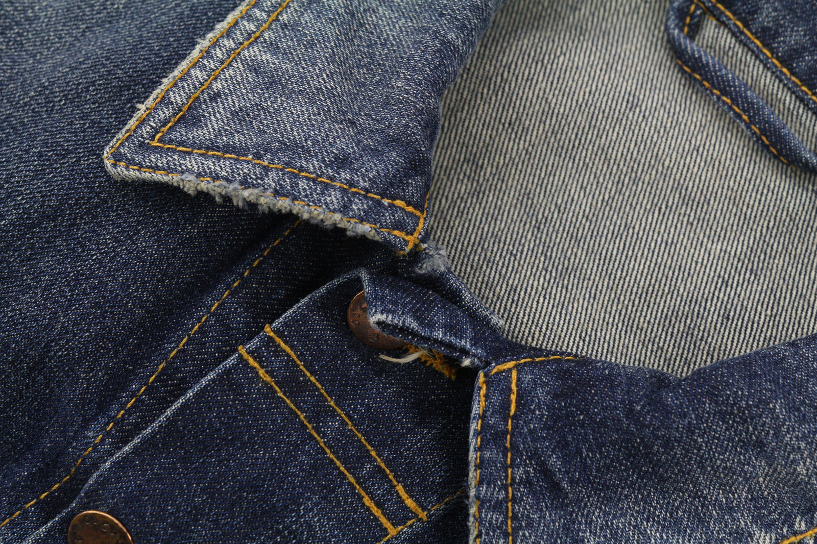 NUDIE Terry Org. Kontrastinga vyriška striukė su M formos iškirpte, be pamušalo, išblukusiu džinsu. 