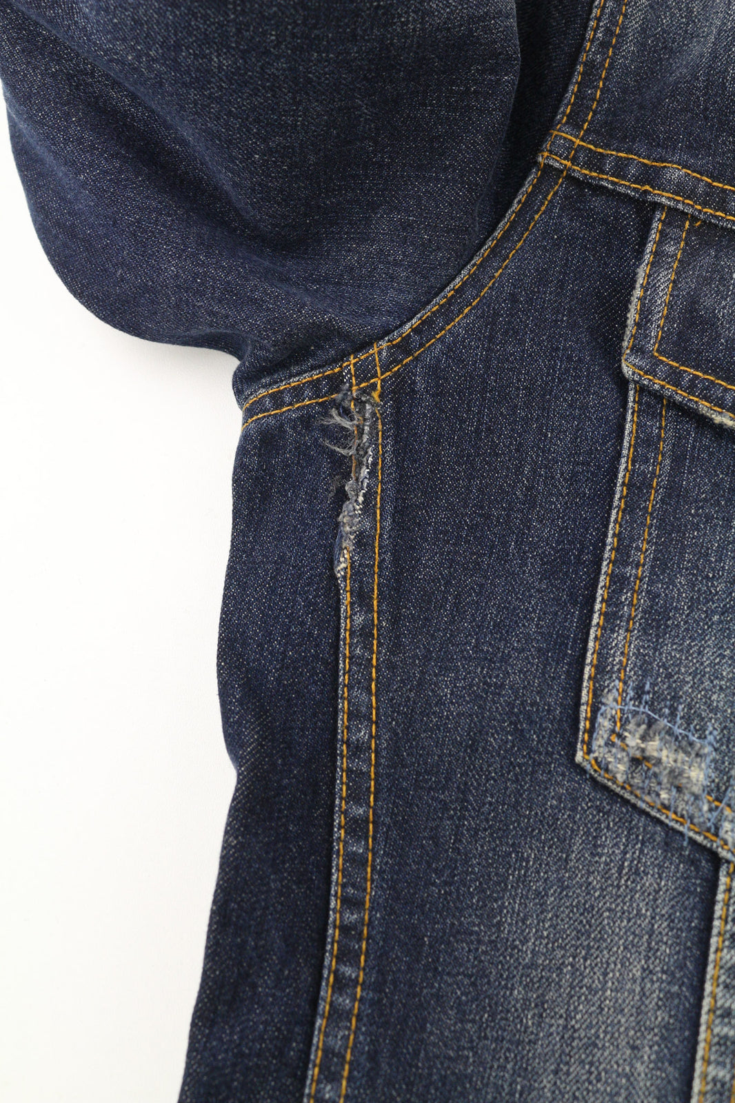 NUDIE Terry Org. Kontrastinga vyriška striukė su M formos iškirpte, be pamušalo, išblukusiu džinsu. 