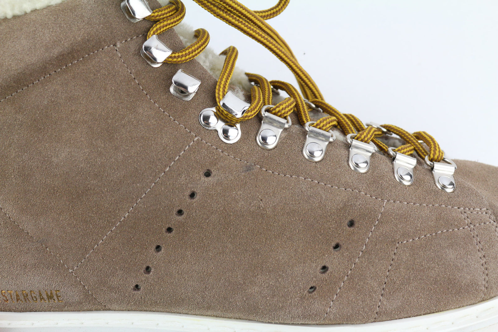 „GOLDEN GOOSE Stargame“ vyriški sportbačiai, EU43, UK9, rudi, odiniai, su nėriniuotais paviršiais, žieminiai. 