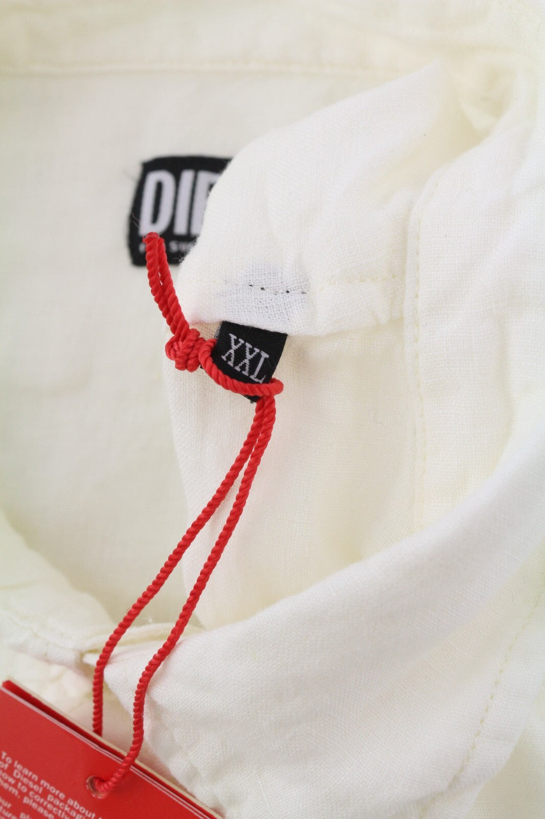 DIESEL S-Umbe-Sslab vyriški marškinėliai, 2XL dydžio, balti lininiai trumpomis rankovėmis, platėjančia kaklo iškirpte, rekomenduojama kaina – 150 € 